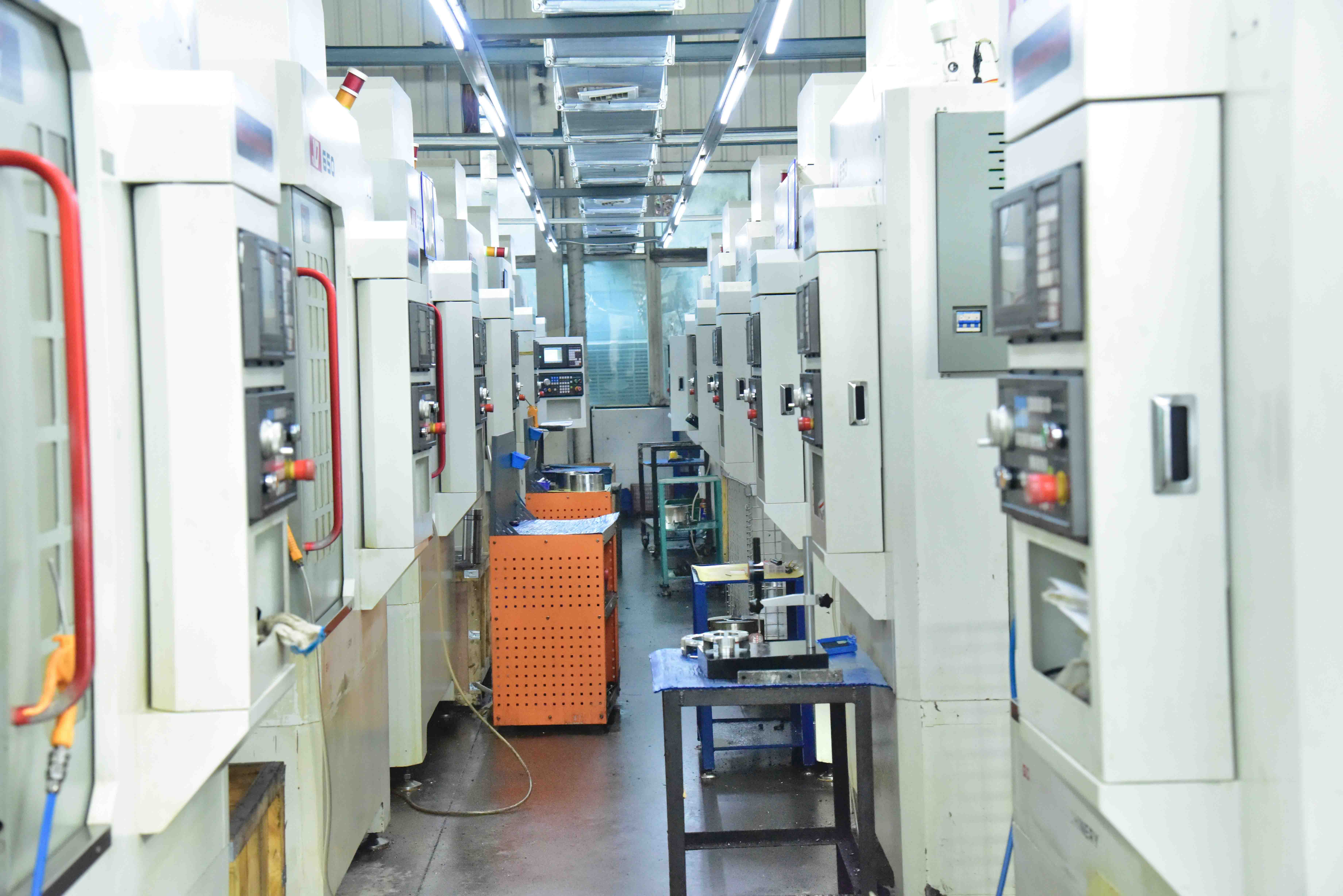Gear cutting and machining aisle — Luchi Gears factory